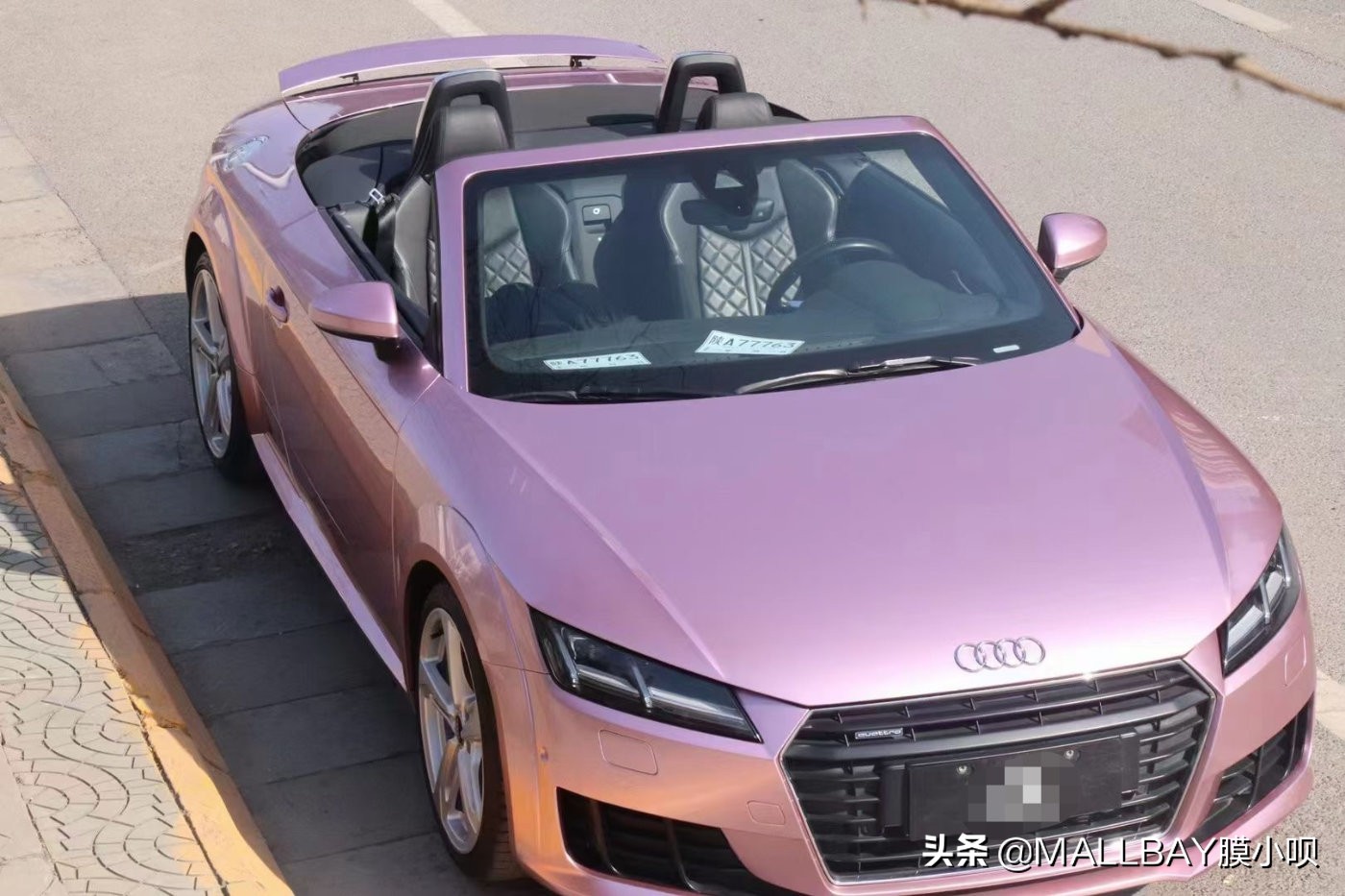 奥迪tt渐变白变粉,奥迪tt粉红色