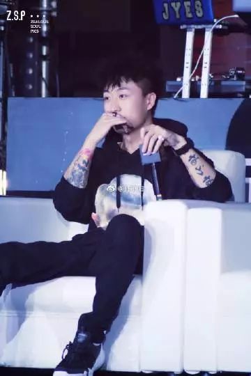 他是红花会的幕后“大管家”，音乐和生意做到了两开花