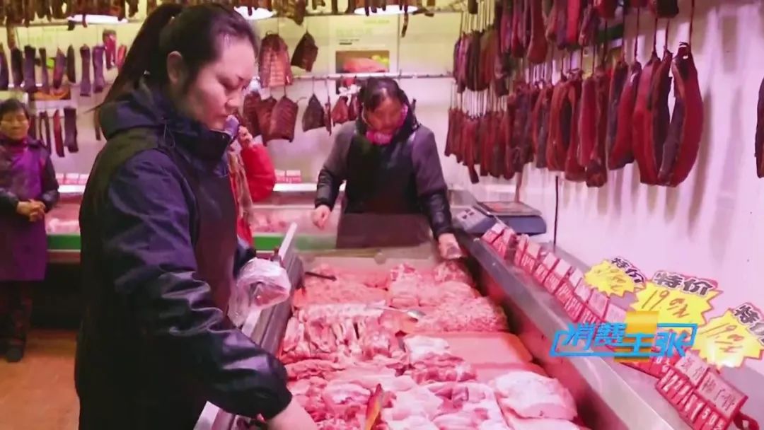 又到熏腊肉灌香肠的时节,做好的香肠在家熏腊肉