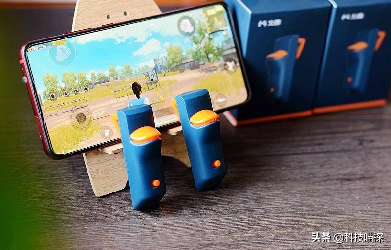 北通J1手游按键1秒15次击发，和我拼手速你必败无疑