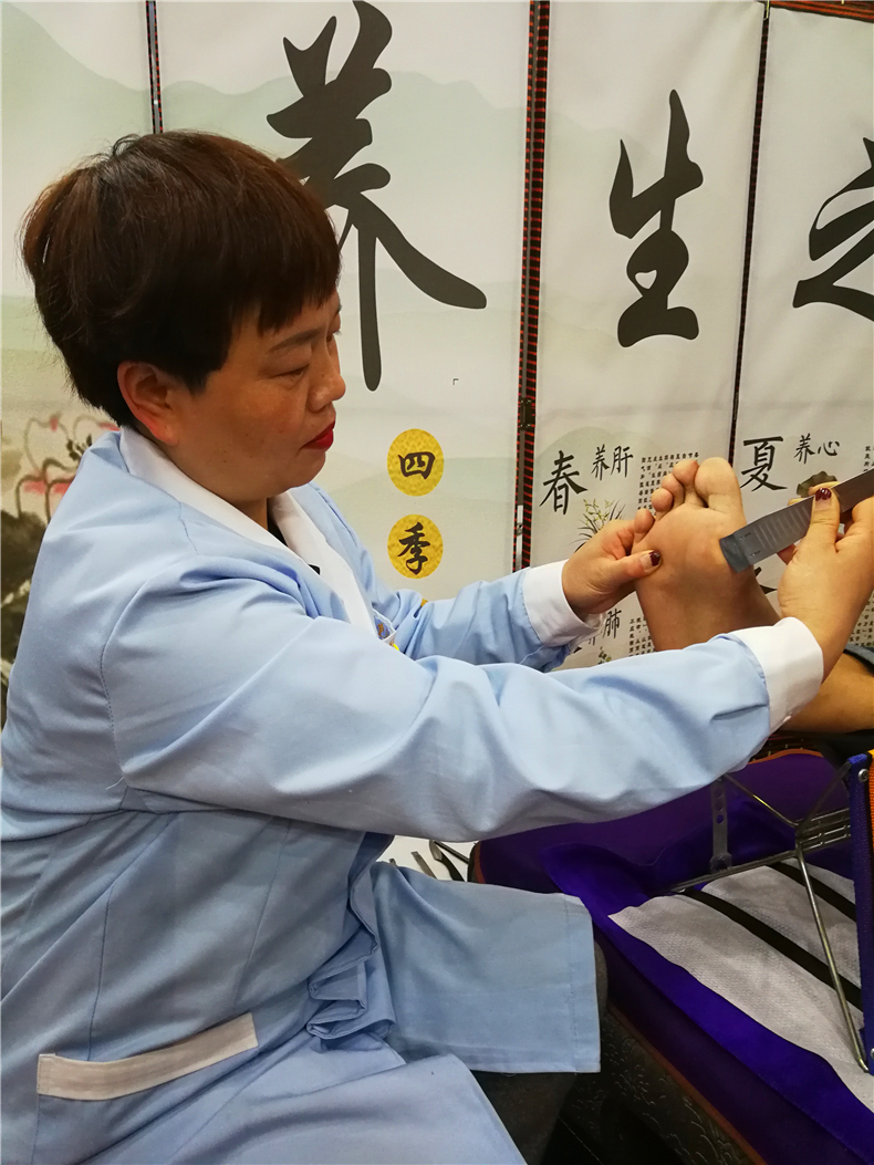 最美修脚师郭丽娟,河南孟津郭丽娟