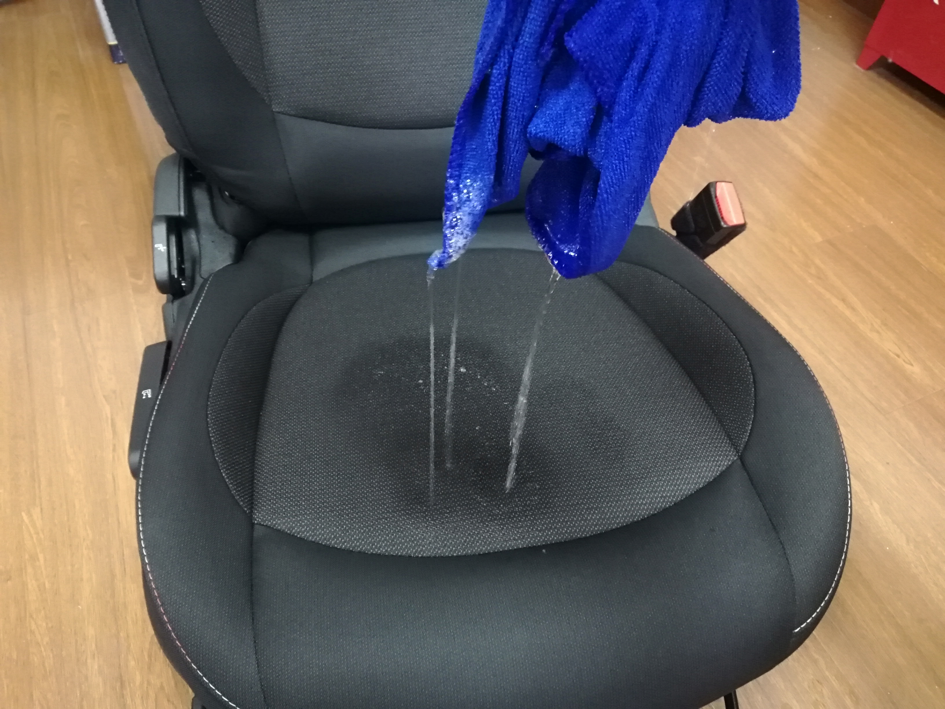 饮料倒在汽车座椅上怎么办,车后座饮料倒了怎么办