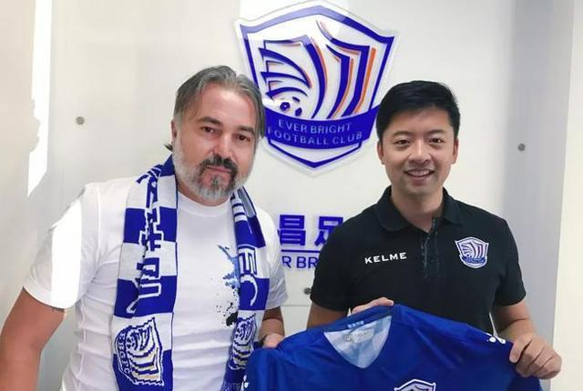 三轮不胜心态崩了!极端球迷将“亚森下课”标语贴满全石家庄