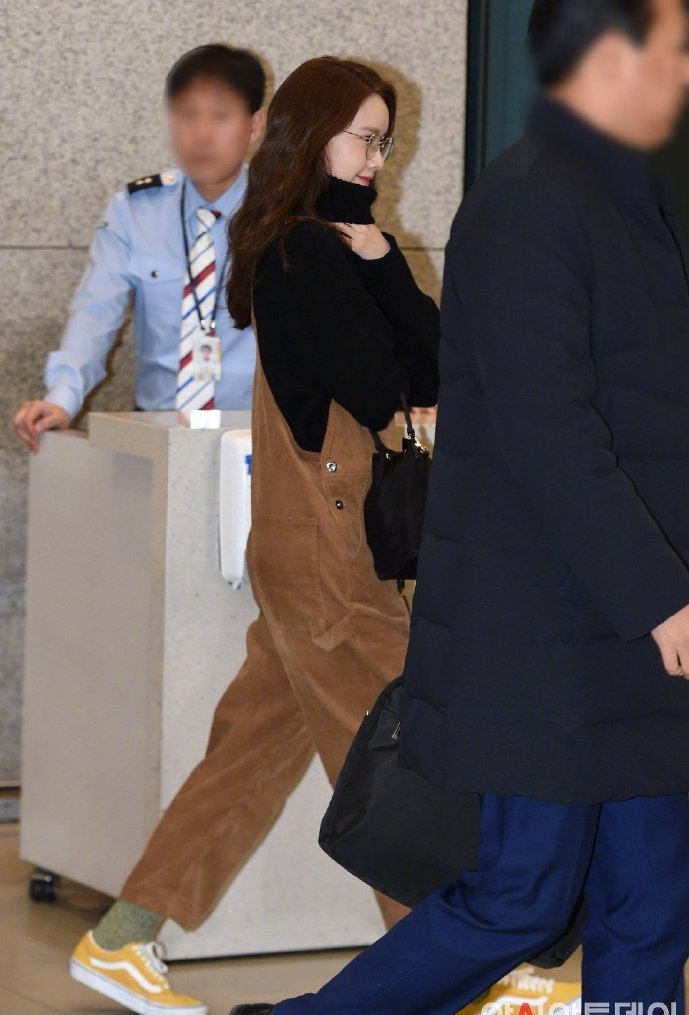 林允儿西装搭铅笔裤现身,林允儿穿搭秀身材