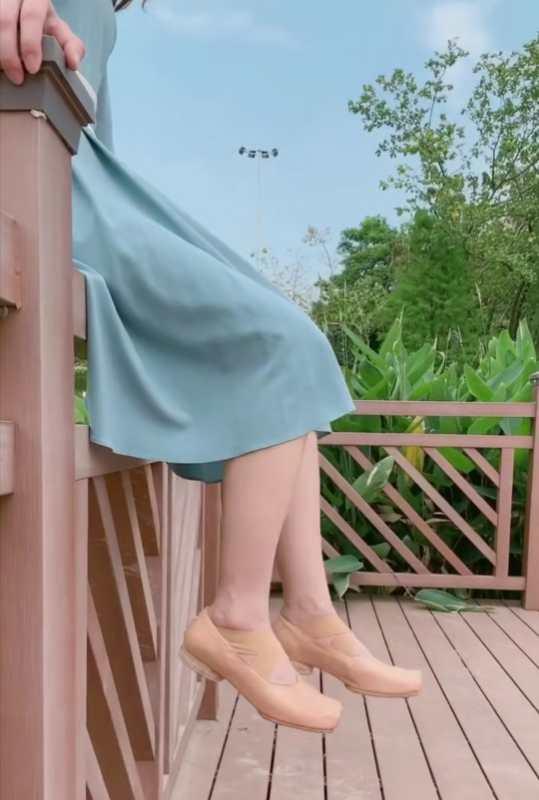 轻文艺风穿搭芭蕾舞鞋,今年流行的增高小白鞋