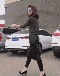 猝不及防一字马搞笑动图,搞笑gif倒立外加一字马