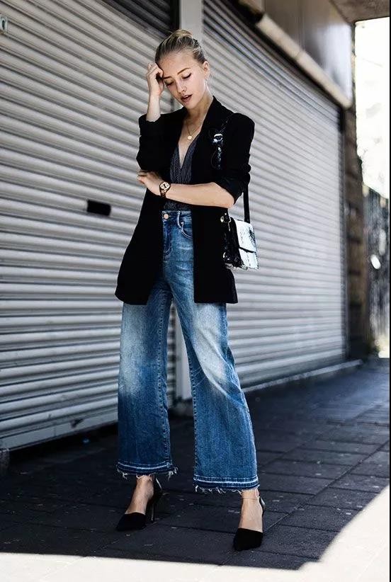 女人不要总是穿牛仔裤搭t恤,直筒牛仔裤和微喇牛仔裤哪个显瘦