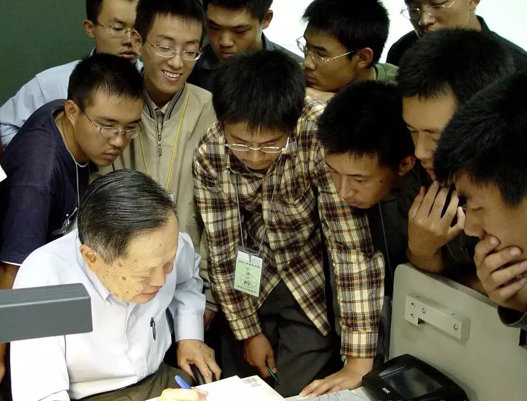 杨振宁孙女与翁帆父亲最新消息,杨澜访谈录杨振宁翁帆夫妇视频