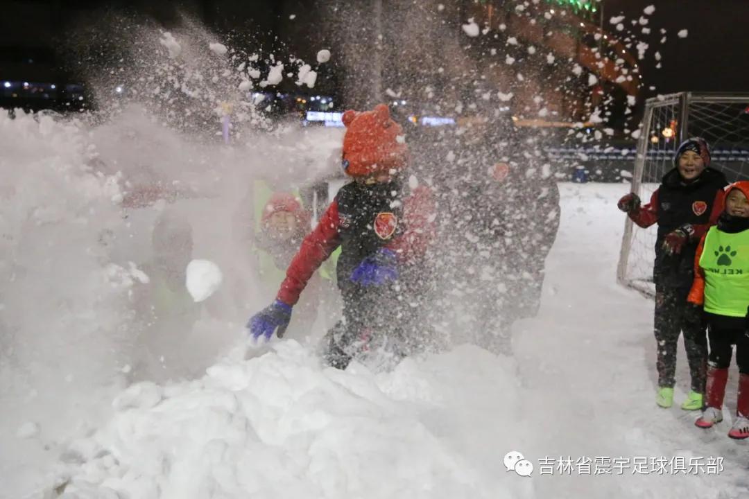 雪地快乐踢球,冰天雪地足球