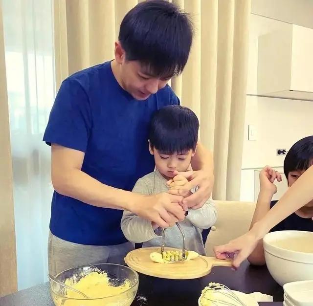 林志颖大儿子终于露面！模样比小时候更帅气，一家五口真有爱