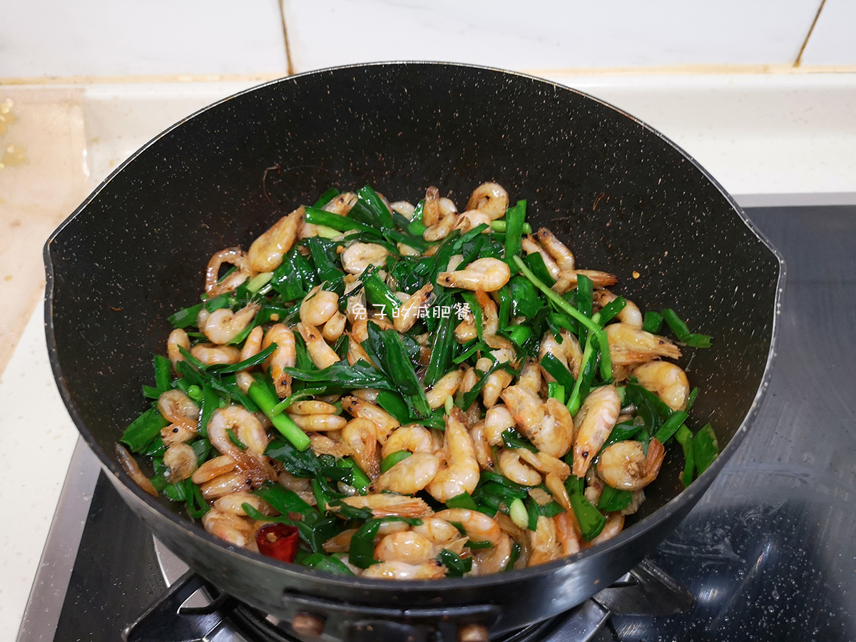 春天的紫根韭菜好吃不贵，和小虾炒一炒，比带鱼鲜，老爸的下酒菜