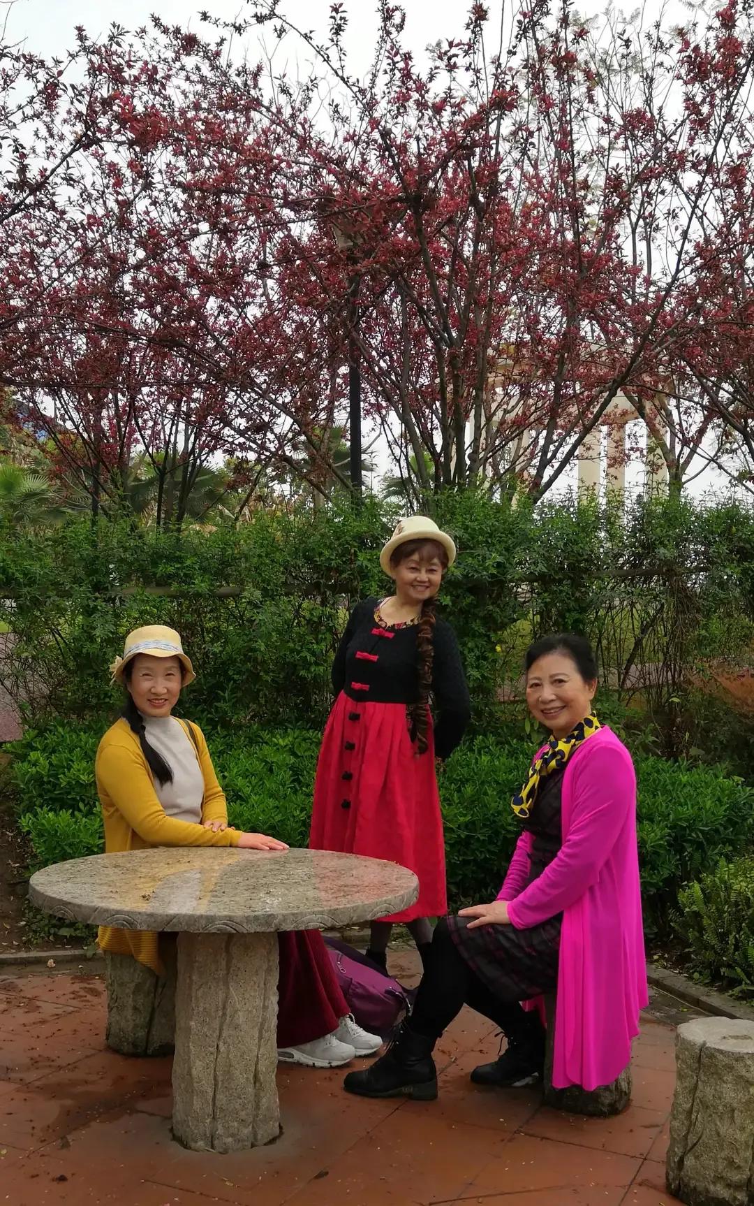 春游和姐妹踏青,春游踏青姐妹拍照