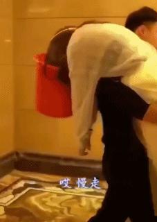 对喝醉了的朋友的新招数,哈哈哈,极好