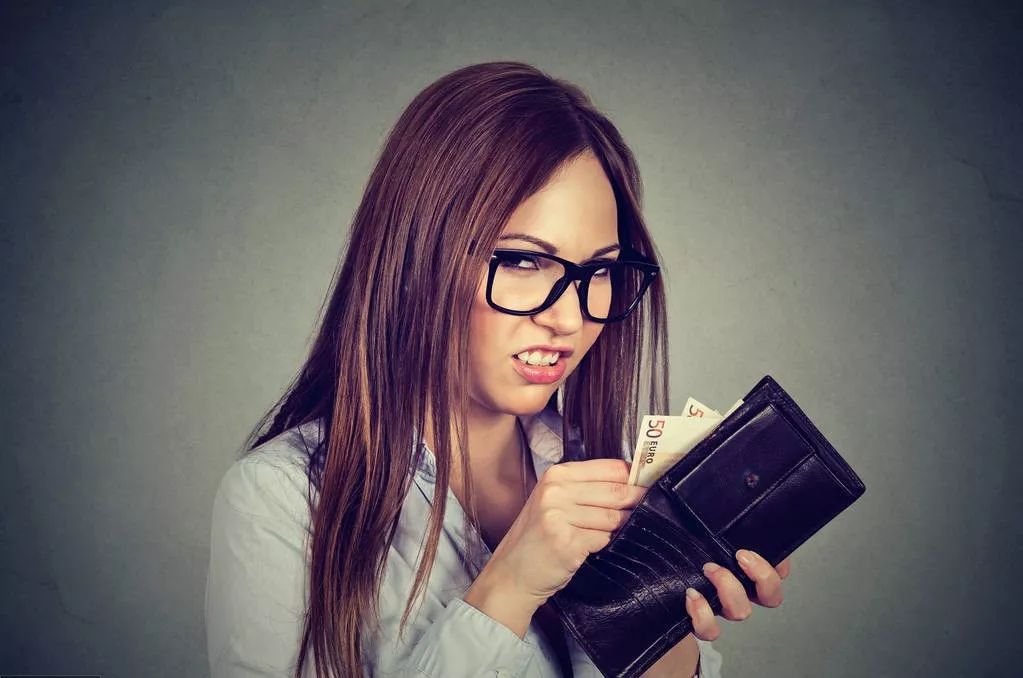 职场当中遇到太自私的同事怎么办,职场上碰到占便宜的同事怎么治他