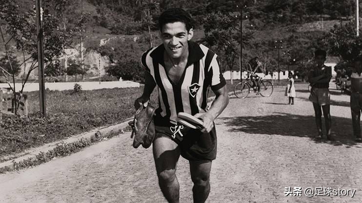 “盘带之魔”加林查，足坛史上最会盘带的球员，比肩贝利的传奇