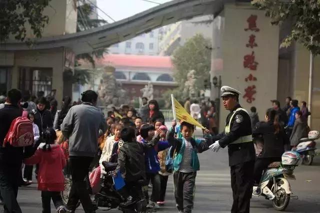 她养育87个孩子,九成考上大学,20个考入北大清华