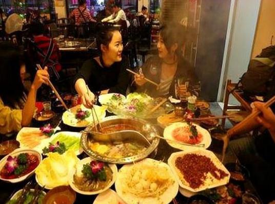 冬天吃火锅浑身臭味怎么办？聪明人都是穿雨衣吃，网友：学到了！