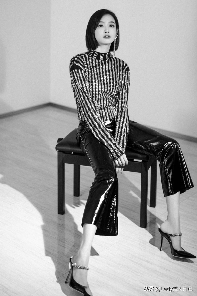 宋茜银色光幕裙搭配星光高筒靴,宋茜穿超长过膝高筒靴