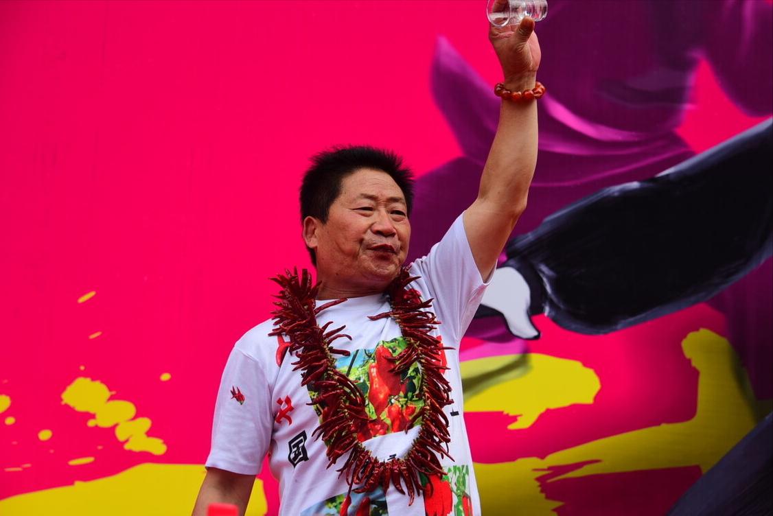 中国辣王李永志吃碎辣椒配白酒,中国辣王李永志讲哪里最能吃辣椒
