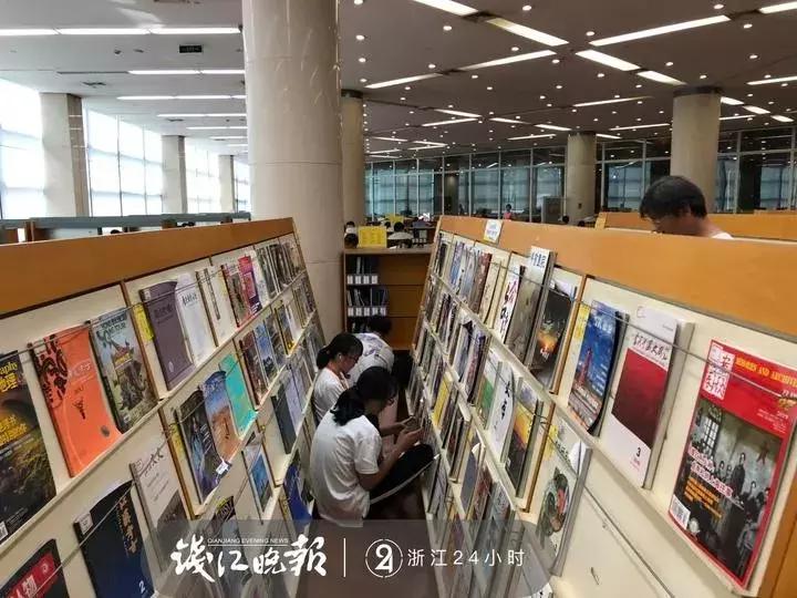 尴尬了！暑期“一座难求”的杭州图书馆，却出现这样一幕！真的合适吗？