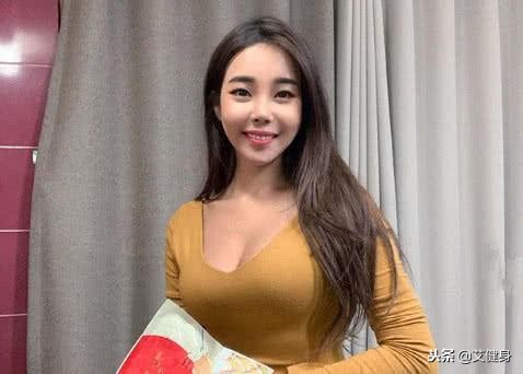 韩国举牌女郎好身材走红网络，健身房里挥汗如雨气质上佳