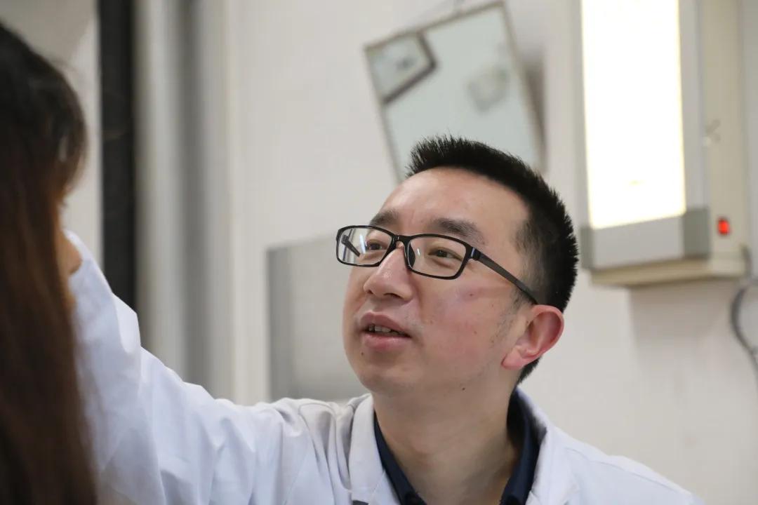 12岁女童近视400度带散光,9岁孩子400度近视200度散光