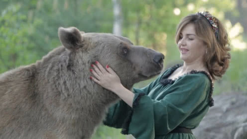 小熊救爷爷的故事,70岁老人救小熊视频