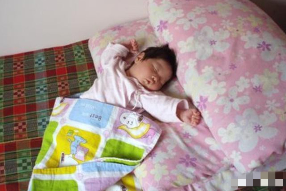 宝宝睡偏头了怎么办还能纠正吗,大月龄宝宝偏头睡觉如何矫正