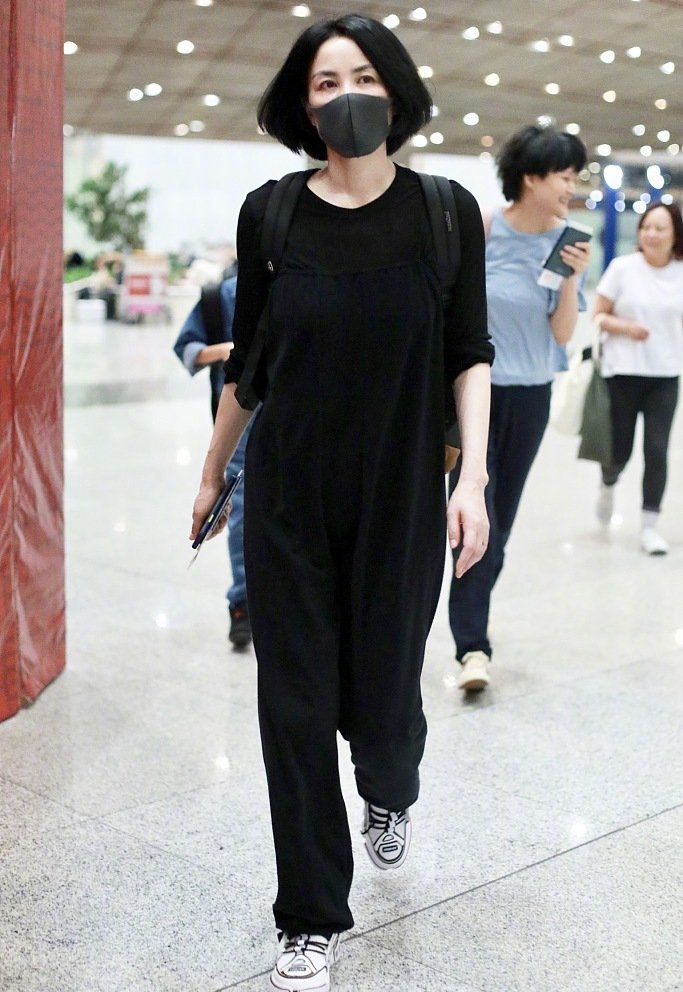 王菲谢霆锋和谁去日本滑雪,谢霆锋王菲罕见秀恩爱场面