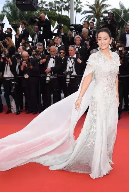 戛纳红毯是不是给钱就能去,走戛纳红毯要花钱买吗