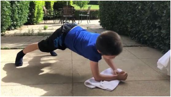 嗯哼俯卧撑,嗯哼做俯卧撑视频