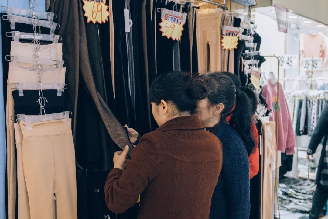 鍗楀潽鍦颁笅璐墿澶╁爞,鍦颁笅鍟嗗満閲嶅簡琚仐蹇樼殑璐墿澶╁爞