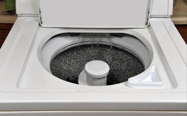 清洗洗衣机时可以打开排污口吗,洗衣机内壁上的脏东西怎么清理