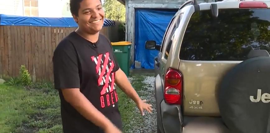 靠打暑期工，美国15岁男孩给妈妈买了辆吉普车