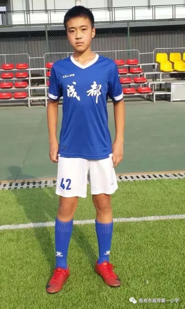 绿茵场上挥洒汗水享受足球的快乐,三亚足球小将在绿茵场上挥洒汗水