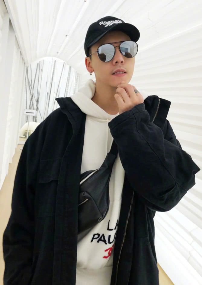 陈伟霆潮牌中筒袜,陈伟霆穿锐步