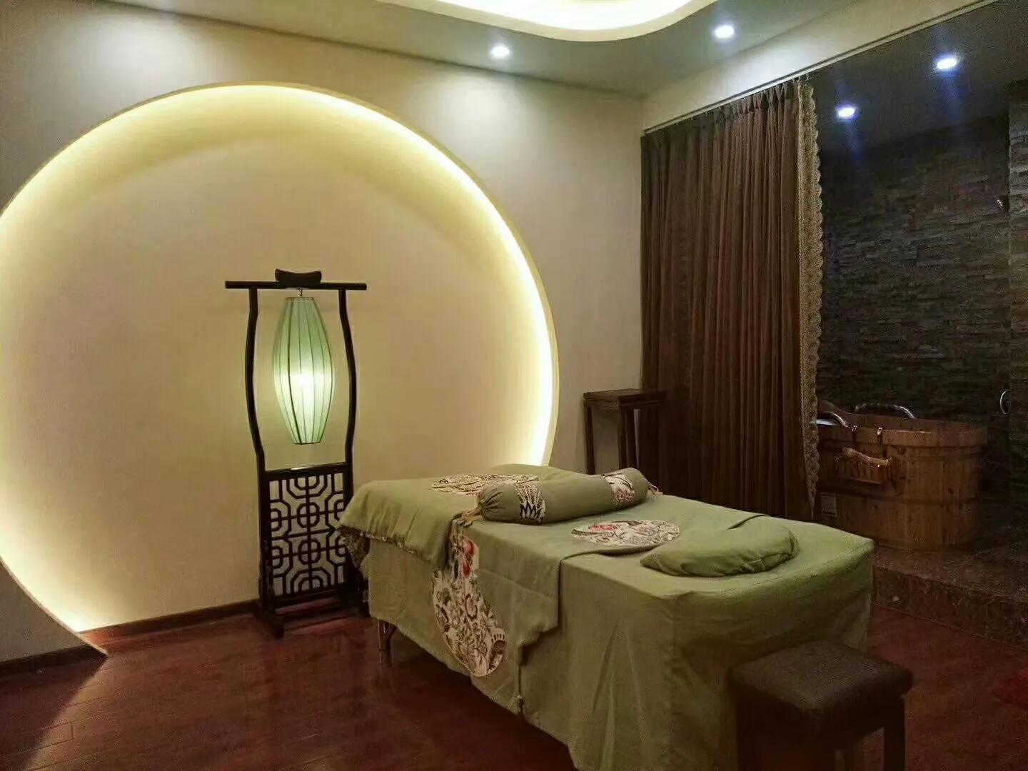 不漂亮的女孩可以做美容师吗,没学历学美容师好吗