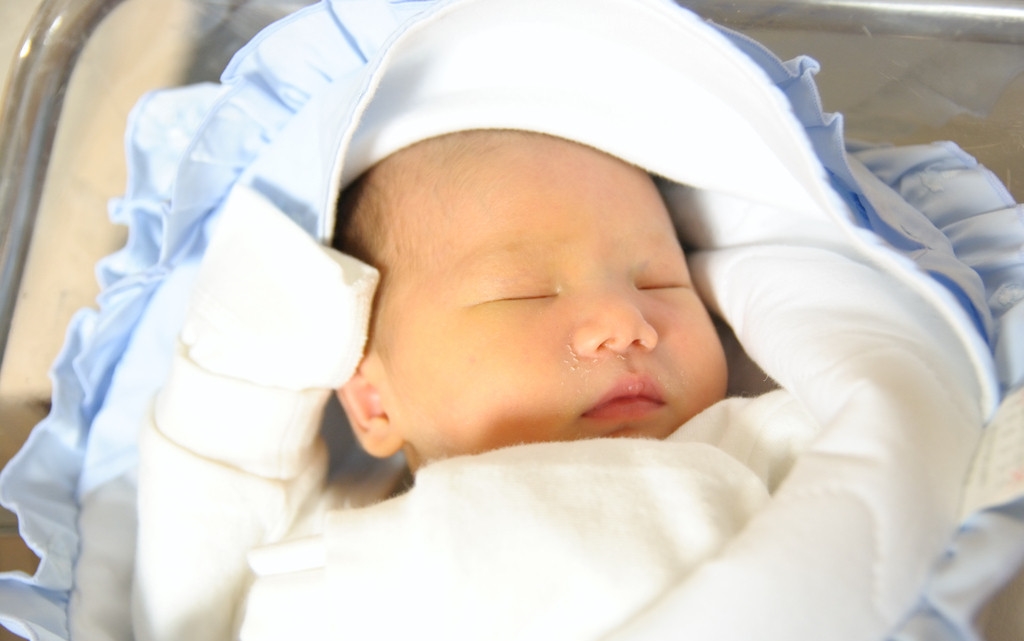 两个月婴儿吐奶的原因及解决办法,怎么解决2个月宝宝吐奶