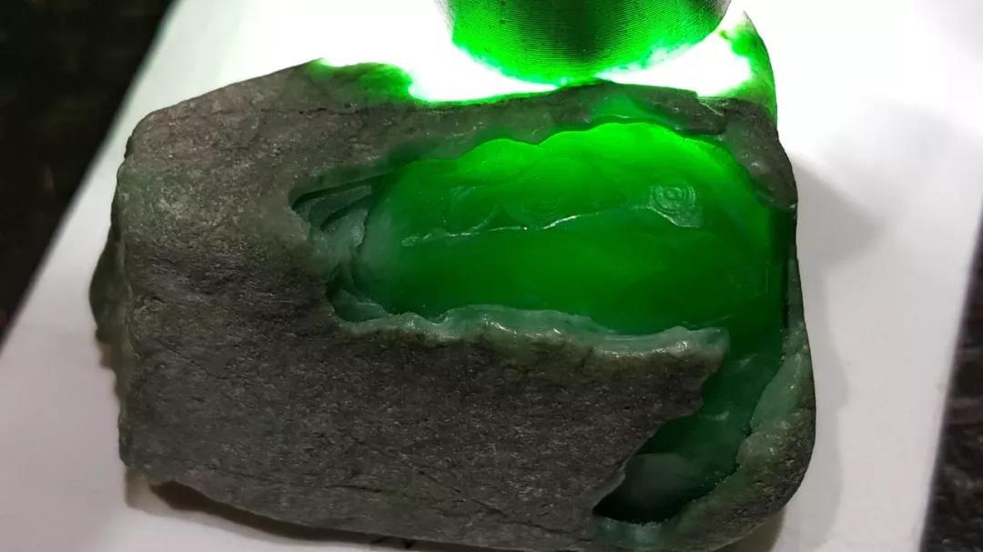 男子在赌石市场随便买了一块石头,男子在路边低价买了块石头