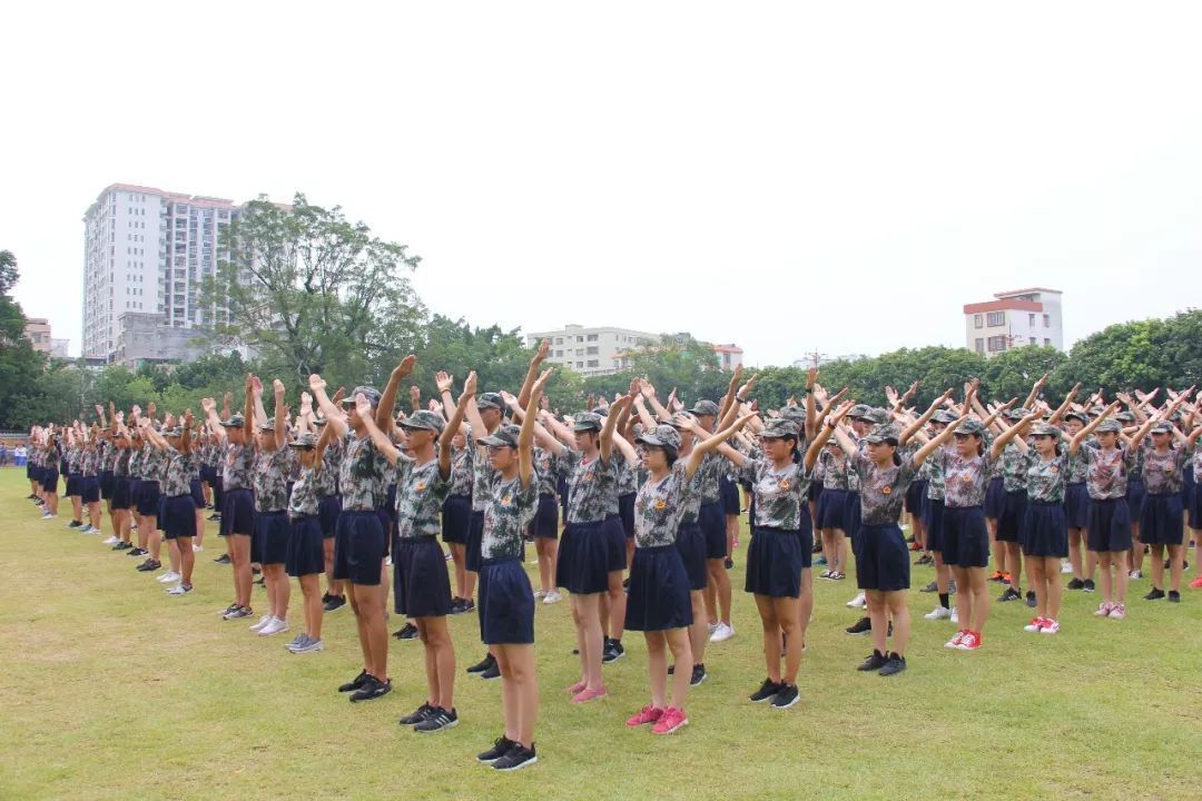 军训教官来学校军训,去学校的教官都是军人吗