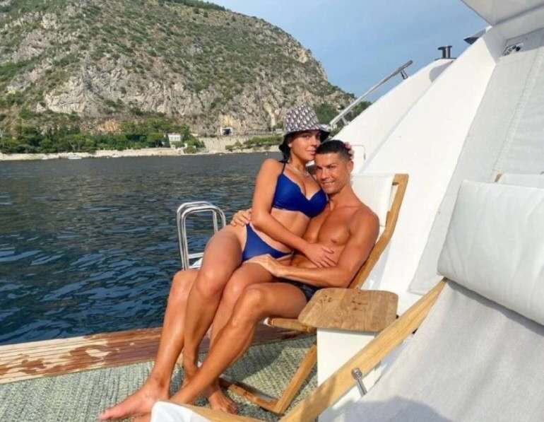 c罗与乔治娜乘坐游艇度假,c罗和女友乔治娜亲吻