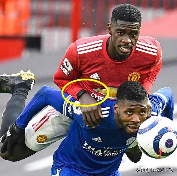 错怪中国球员！佩戴项链算什么，看看五大联赛球员，拿手机戴手表