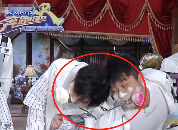 郑恺蔡徐坤抢球,郑恺蔡徐坤爬楼梯