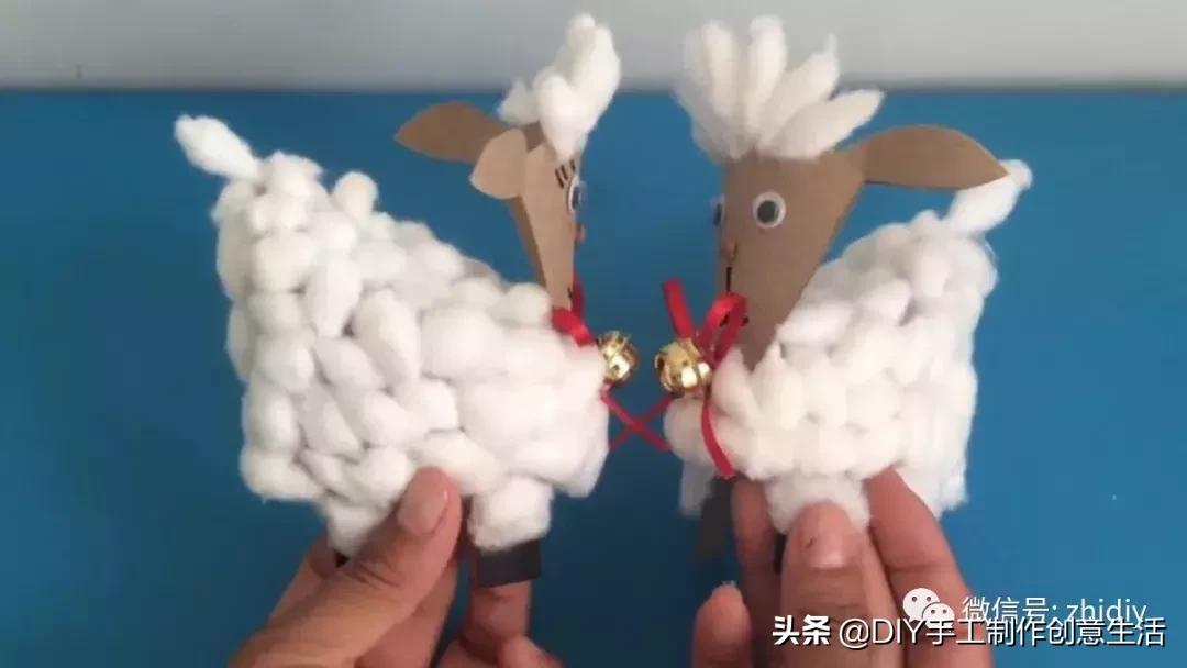 用白纸做个可爱的咩咩羊,用纸折一个可爱的小山羊