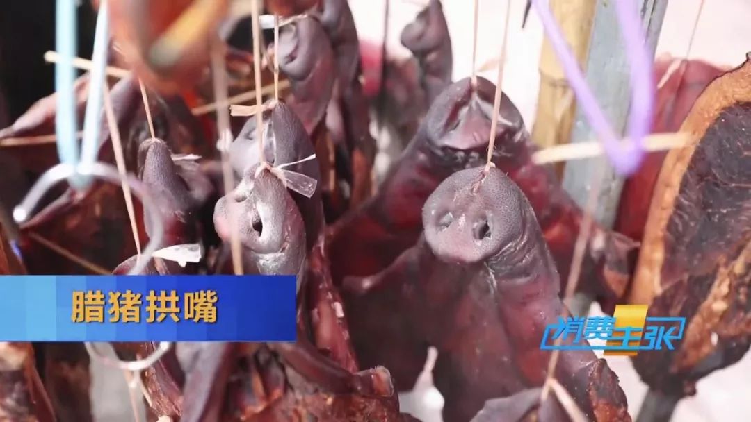 又到熏腊肉灌香肠的时节,做好的香肠在家熏腊肉