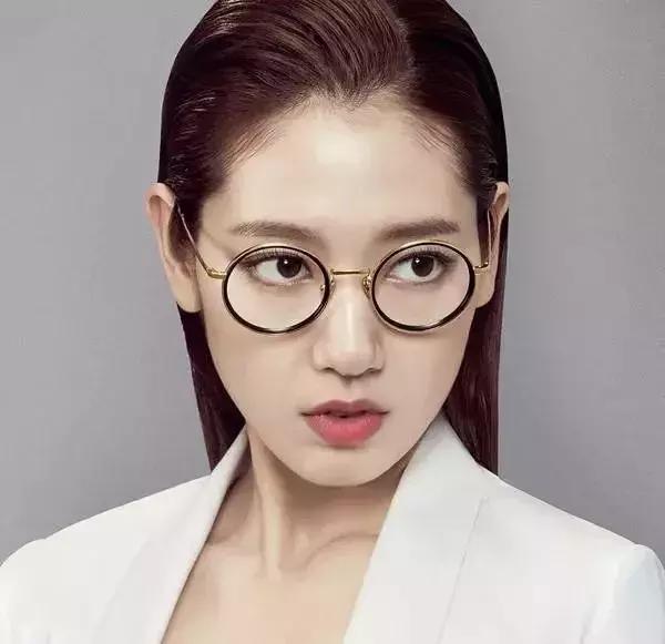透明镜框适合脸黑,皮肤暗沉如何挑选镜框