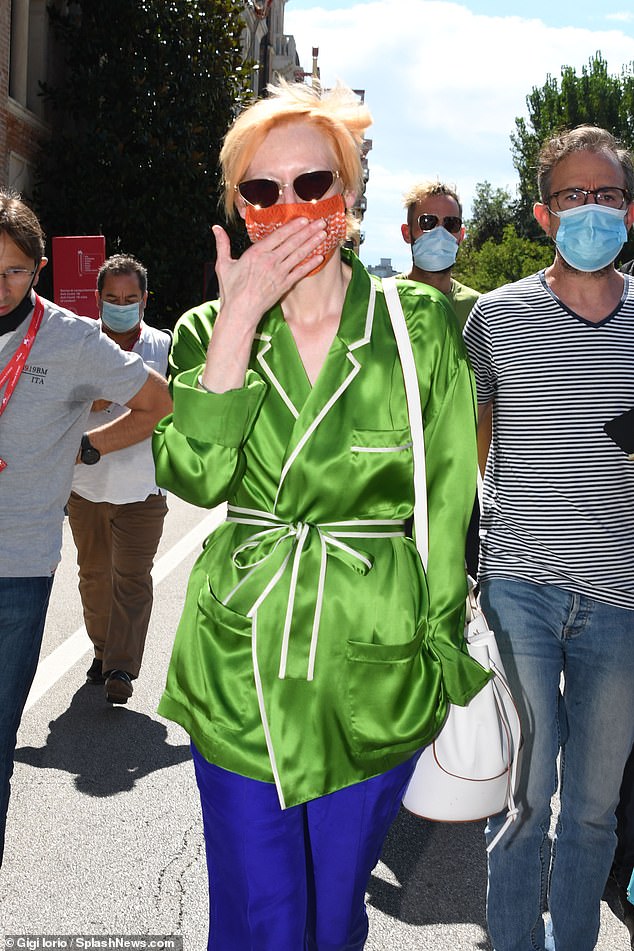 香奈儿金球奖红毯,香奈儿红毯造型点评