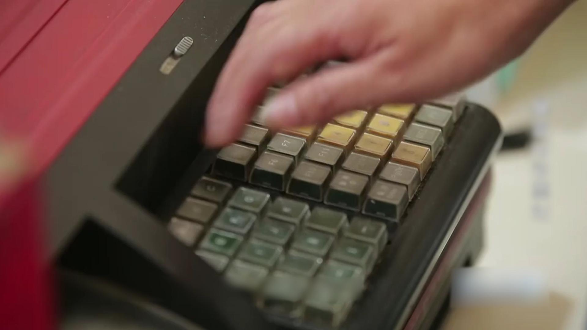 农村小伙靠彩票年入20亿,小伙卖彩票一年挣80多亿