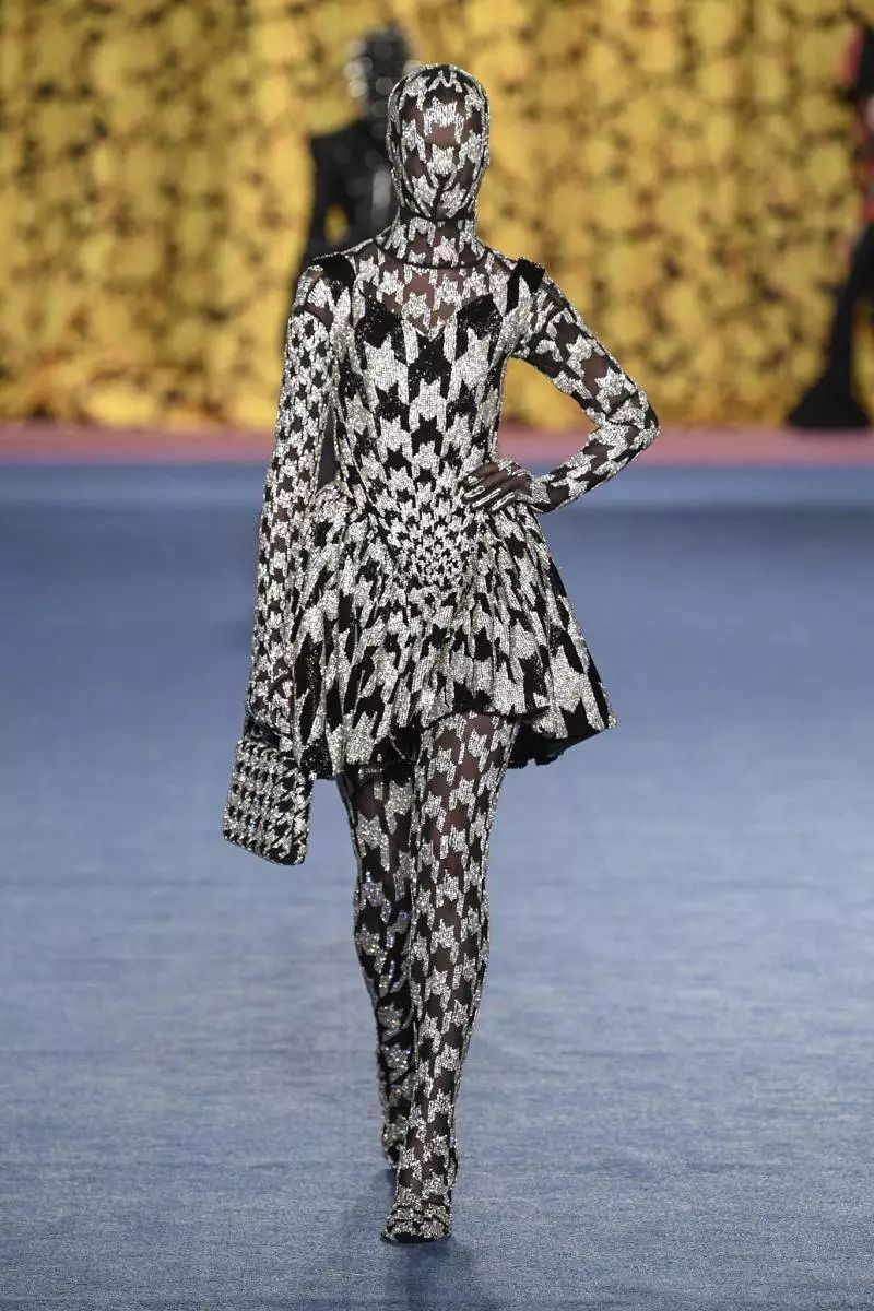 波司登羽绒时装周,波司登伦敦时装周中国红