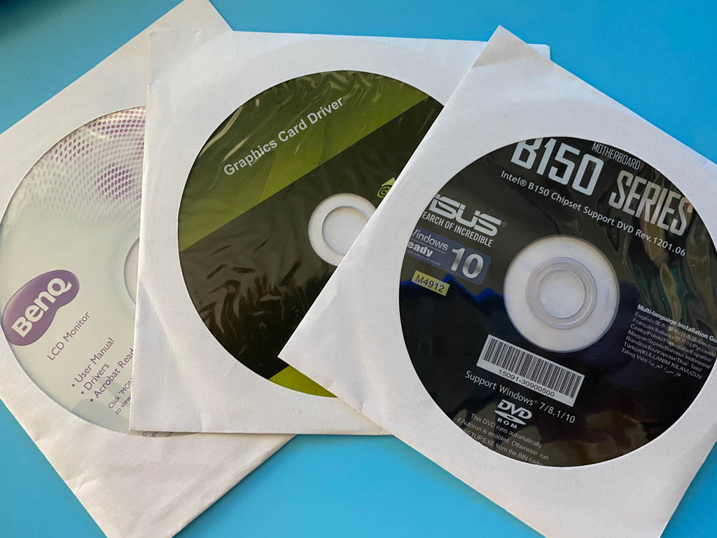 侧透机箱能装光驱,外置光驱在机箱外面放置的光驱